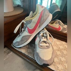 NIKE Classic MD Valiant GS‎ Athletic Casual Sneakers Suede White Grey Pink 5.5Y